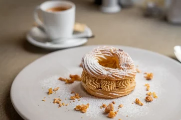 PARIS BREST……$6,50
French pastry made with almond and hazelnut praline cream
用杏仁和榛子果仁奶油制作的法式面点
Paris Brest