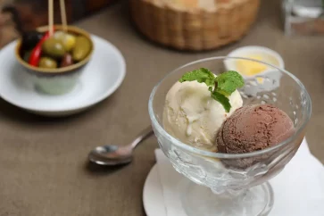ICE CREAM…..$2,00
Chocolate, vanilla, strawberry or coconut (per scoop) 冰淇淋杯：巧克力香草 草莓或椰子
Coupe de glace: chocolat, vanille, fraise ou noix de coco